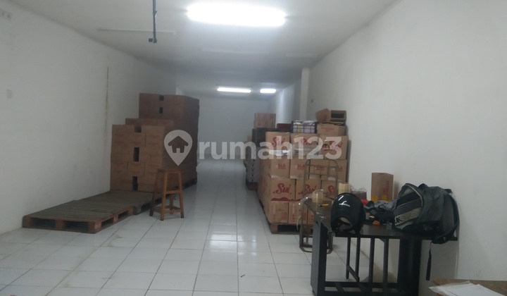 Warehouse in Tanah Abang, roadside, near Tanah Abang Market Warehouse in Tanah Abang, roadside, near Tanah Abang Market