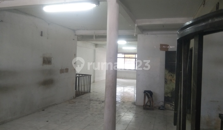 Ruko Tiga Setengah Lantai Roxy Jakarta Pusat 2