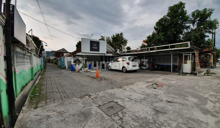 Bonus Land House Suitable for Business Located in Condong Catur