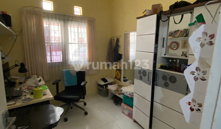 The building is suitable for boarding, located near Banteng Road. 2