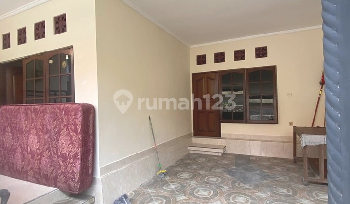 For Sale | Rumah 3 Lantai Masih Terawat Baik & Siap Huni 2