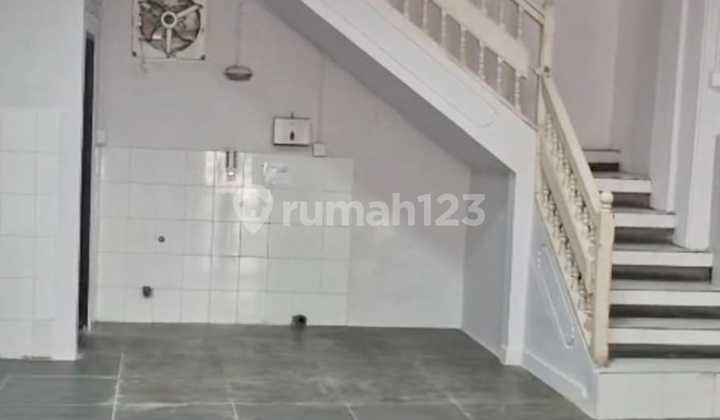 Two-Story Shop House in a Strategic Location, Kerobokan Kelod Area, Badung, Bali. Two-Story Shop House in a Strategic Location, Kerobokan Kelod Area, Badung, Bali.