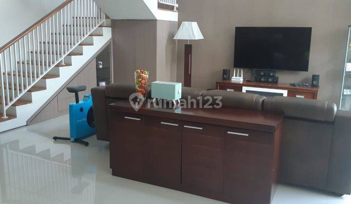 ruang tamu dijual rumah mewah di perumahan