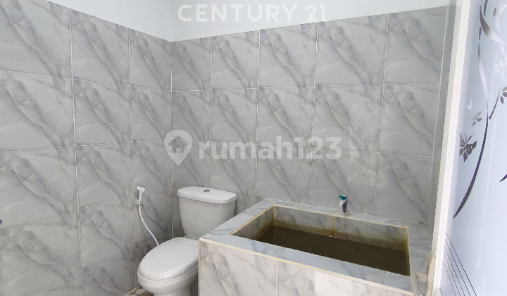 Minimalist House in Front of Main Road for Business, Long Backyard 2