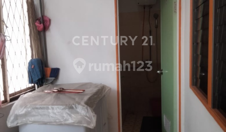 Strategic 2-Story Shophouse on Jend Sudirman Street, Roban 2