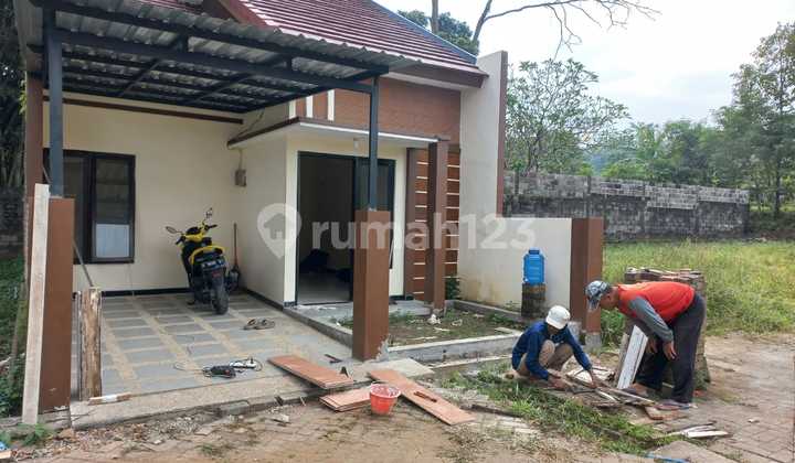 Affordable Malang House Ideal for New Families, SHM, Subdivision, Scenic Environment Affordable Malang House Ideal for New Families, SHM, Subdivision, Scenic Environment