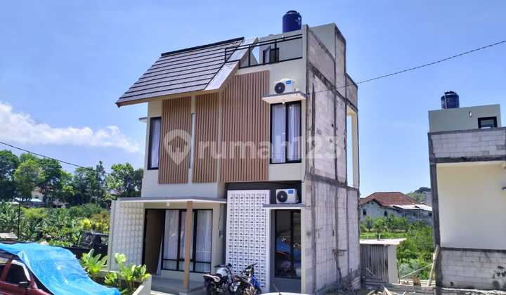 Two-Story Villa House Near Batu City Square