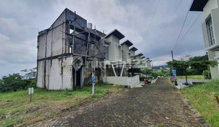 Villa for Sale Near Jatimpark 2 Tourist Attraction, Oro - Oro Ombo Street, Batu 2