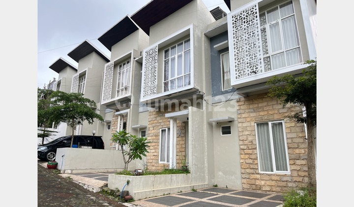Minimalist 3-Story Villa + Private Pool in Batu City Minimalist 3-Story Villa + Private Pool in Batu City