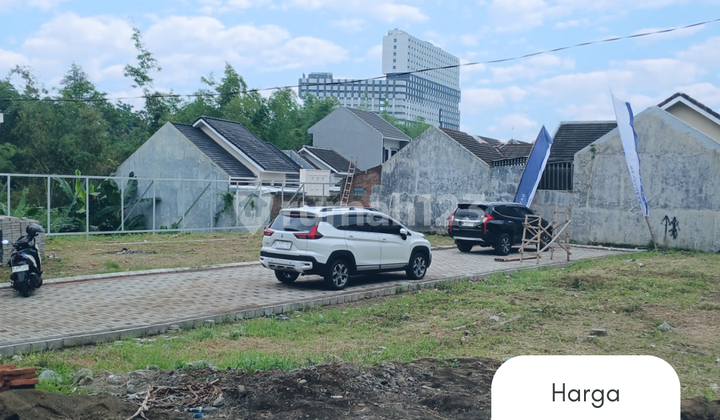 Strategic location saxophone by the roadside can be paid in installments. 2