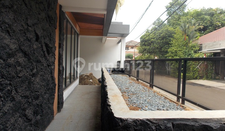 Dijual Rumah Bintaro Sektor 9 dengan Kolam Renang