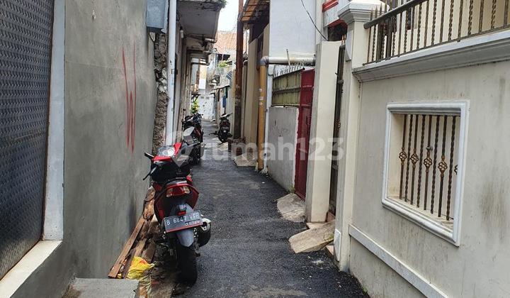 For Sale Sturdy 3-Story House in the City Center. 2