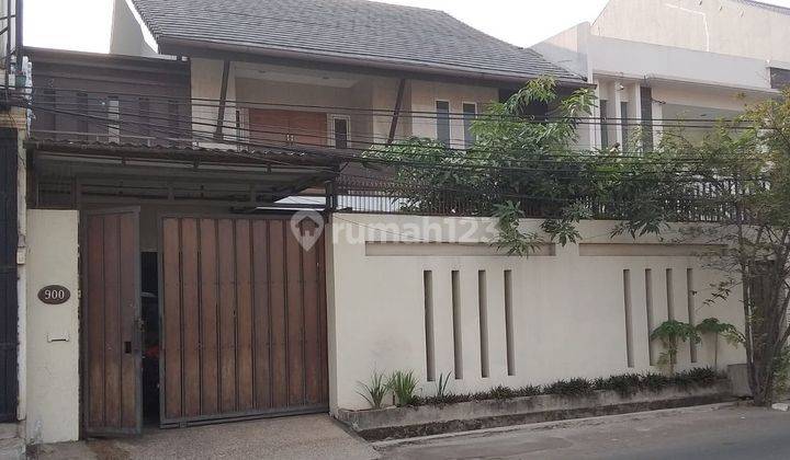 Rumah Bagus Semi Furnished SHM Tanjung Duren Utara, Jakarta Barat 1