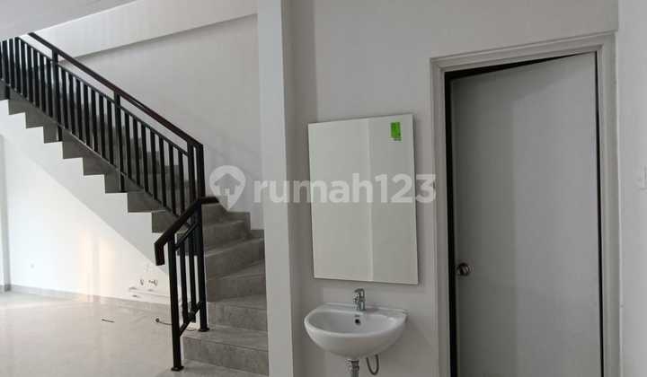 For Rent: 3-Story Campton Shop House, Nice