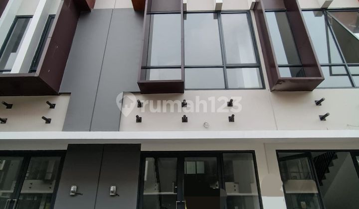 For Rent: 3-Story Campton Shop House, Nice