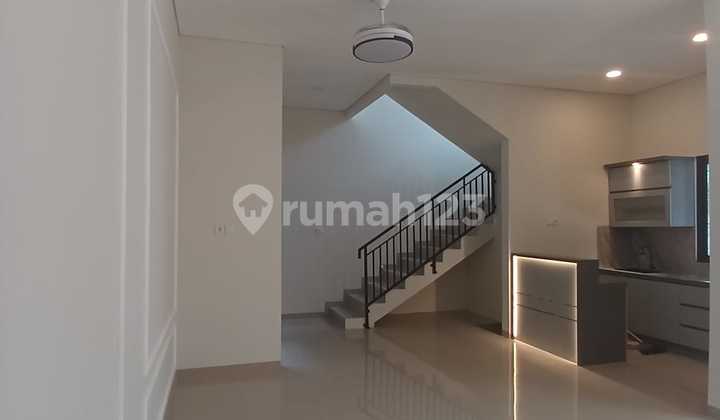 Dijual cepat rumah bangunan mandiri, 3 lantai, Atlanta Village  gading serpong
