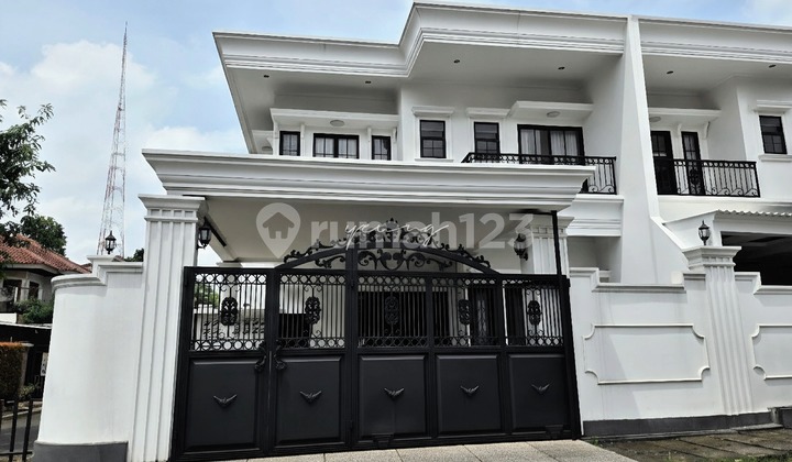 Rumah Hook Brand New Modern Classic Joglo Meruya - LT 180 / LB 250, 4+1 KT, Swimming Pool