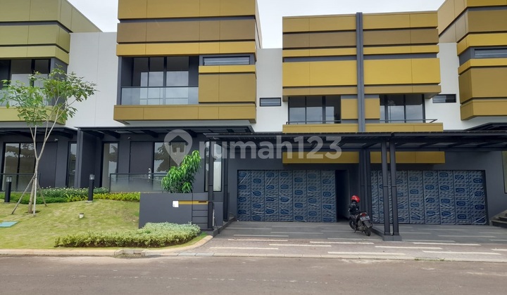 Langka! Rumah Depan Danau Symphonia Cluster Mozia Gading Serpong Tangerang