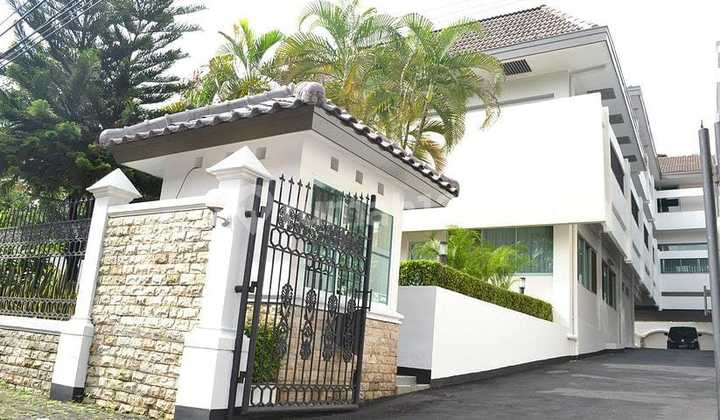 Dijual Kost2an Hoek Mewah Murah Strategis di Menteng Luas 1663M2 Hanya 140 Miliar!! Ada 22 Unit Kamar Kost + Kamar Mandi!! Parkir Mobil Motor Luas!! Sedang Bu!!