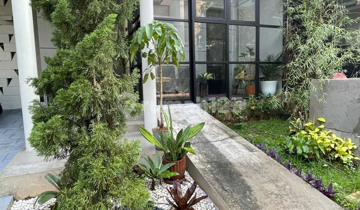 Hunian Cantik dengan privat swim pool di lebak bulus