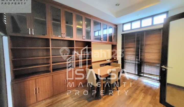 Disewakan Cepat Rumah Mewah  Furnish Ada Home Theater dan Double Gate  Harga Rp.1,8M an Lokasi Strategis Area Pejabat Ambassy Kedutaan Dan Dekat Mega Kuningan Dan Kebayoran Baru Dan Senayan Dan Sudirman Area  Menteng Jakarta Pusat 12