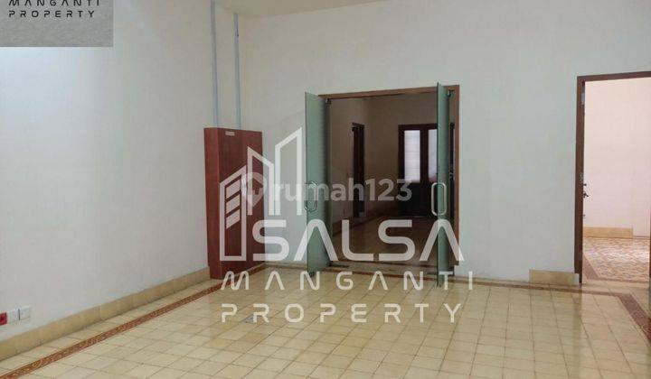 Disewakan Rumah Mewah Bisa Kantor/ Office area menteng luas tanah 1800 meter harga Rp.2.8 M Parkiran bisa 25 mobil  Parkir luas, Cocok utk kantor swasta/pemerintah, lembaga pendidikan, kantor kedutaan.., laboratorium, klinik/kesehatan, Area menteng jakart 2