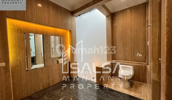 DISEWAKAN RUMAH MEWAH LUXURY AREA SELONG SENOPATI DEKAT TRUNOJOYO SIAP HUNI PARKIRAN BISA 10 MOBIL HARGA RP.2 M AN SELONG SENOPATI KEBAYORAN BARU JAKARTA SELATAN  14