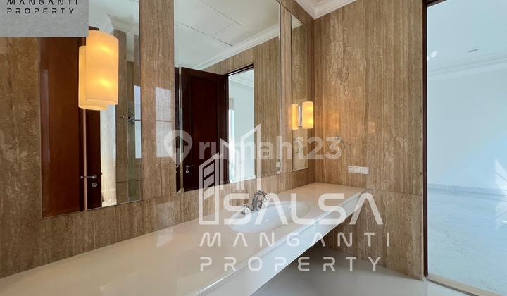 DISEWAKAN RUMAH MEWAH LUXURY AREA SELONG SENOPATI DEKAT TRUNOJOYO SIAP HUNI PARKIRAN BISA 10 MOBIL HARGA RP.2 M AN SELONG SENOPATI KEBAYORAN BARU JAKARTA SELATAN  13