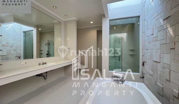 DISEWAKAN RUMAH MEWAH LUXURY AREA SELONG SENOPATI DEKAT TRUNOJOYO SIAP HUNI PARKIRAN BISA 10 MOBIL HARGA RP.2 M AN SELONG SENOPATI KEBAYORAN BARU JAKARTA SELATAN  3