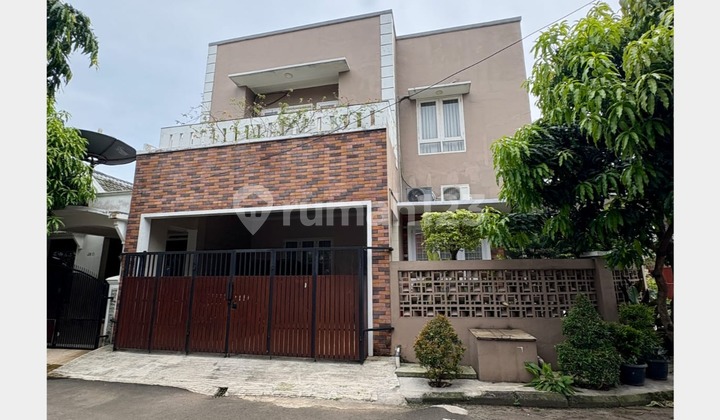 Rumah 2,5 Lantai Bagus Terawat di Nusaloka BSD Tangerang Selatan Rumah 2,5 Lantai Bagus Terawat di Nusaloka BSD Tangerang Selatan