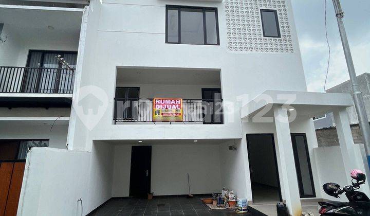 Rumah 2.5 Lantai Siap Huni Lokasi Srategis 1