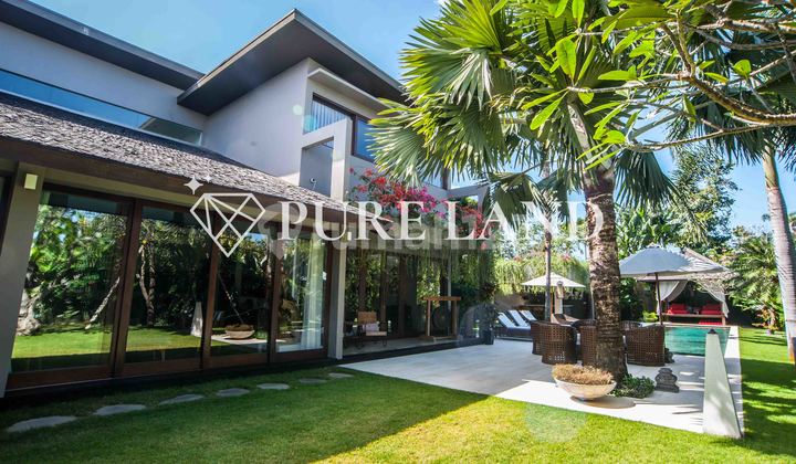 4BR Luxurious Villa in Seminyak