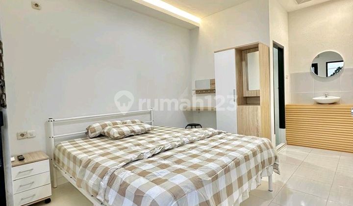 "Properti Penghasil Uang: Kost 20 Kamar, Lokasi Strategis Dekat Universitas!"