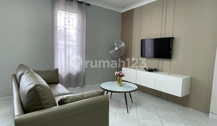 Rumah Cantik Sewa 6 Kamar Taman Menteng Lippo Cikarang