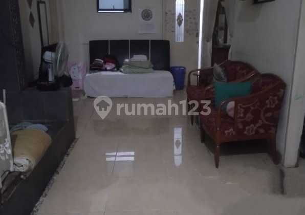 Spacious Yard Serene House in Kalisari, East Jakarta Spacious Yard Serene House in Kalisari, East Jakarta