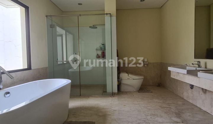 Rumah Mewah Nyaman dengan Private Pool Lokasi Strategis di Serenia Hills Lebak Bulus, Jakarta Selatan 2