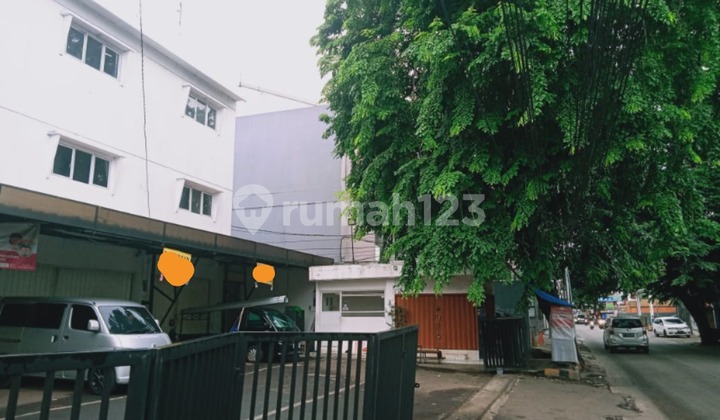 For Rent 1 Unit Row House on H. Nawi Raya Street, South Gandaria - South Jakarta