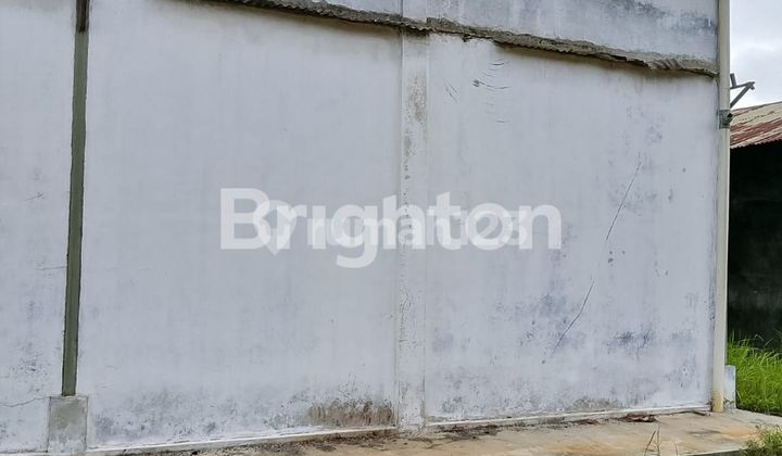 DISEWAKAN GUDANG DI LOKASI STRATEGIS – PINGGIR JALAN RAYA