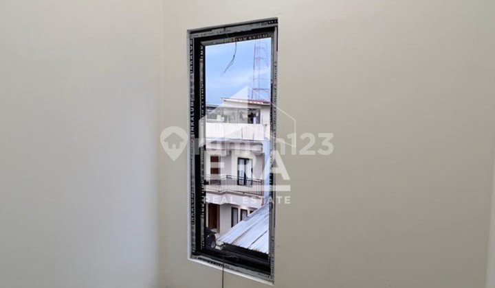 Dijual Rumah Baru 3 Lantai Tersedia 2 Unit di Meruya 2