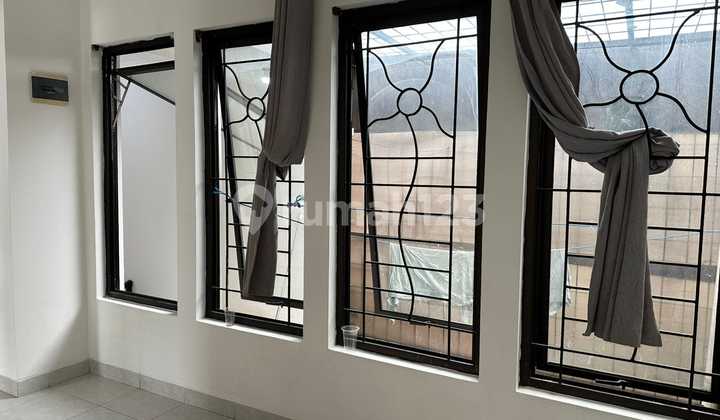 Dijual Rumah Nyaman di Emerald Distrik Bintaro 2