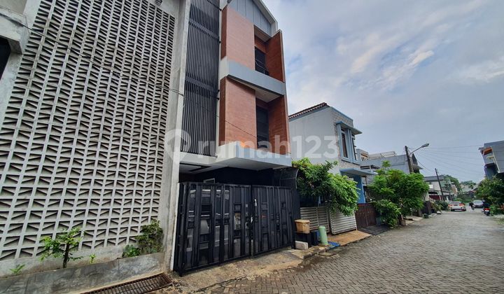 Dijual Rumah dengan Rooftop di bintaro