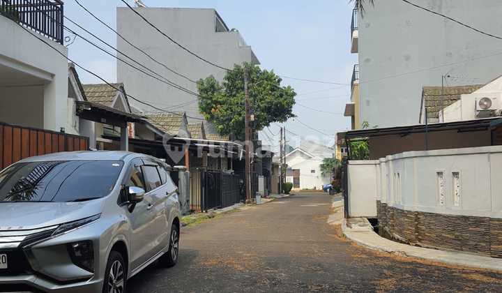 Comfortable Luxury Hook House in the Nusa Loka BSD Tangerang Housing Complex 2