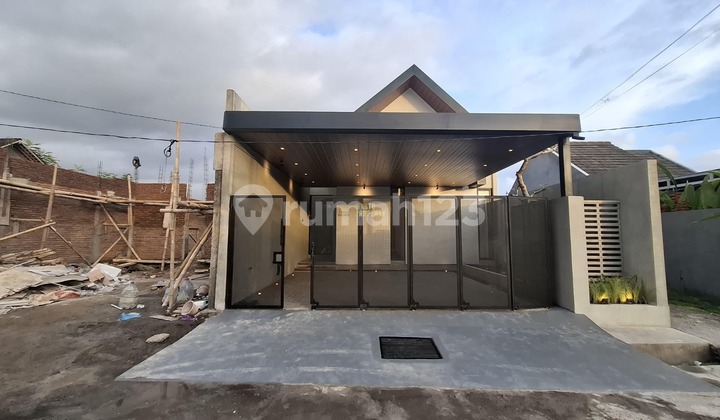 Rumah Baru Cantik Dekat Bandara Adi Sucipto Rumah Baru Cantik Dekat Bandara Adi Sucipto