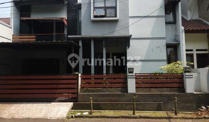 Limits! For Sale Quickly. 4-Bedroom House in Sector 3, Bintaro. 1