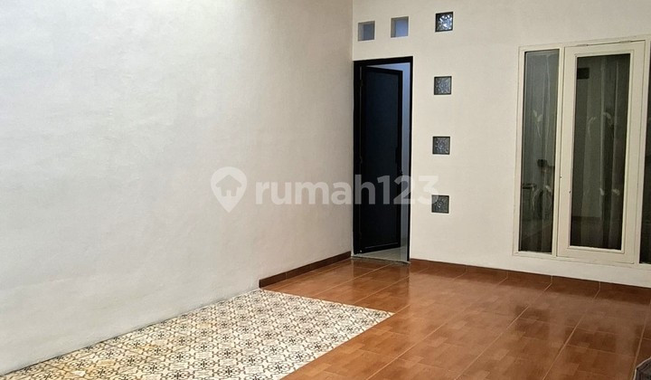 Di Jual Cepat Rumah 1 Lantai Rapi Semi Furnished Siap Huni KT 3+1 2