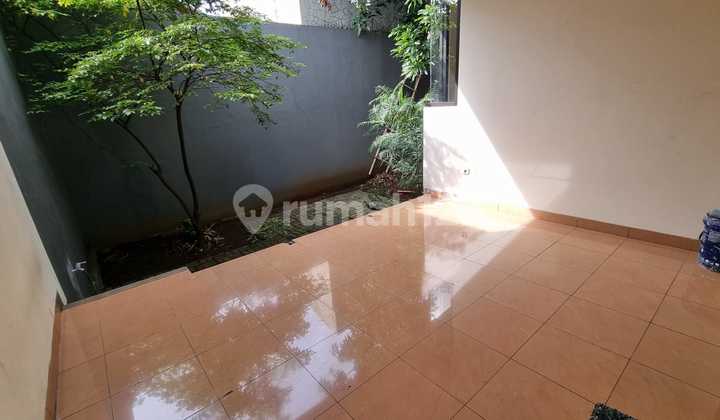 Dijual Cepat Rumah, 2 Lantai, SHM, di Meruya Ktidur 6+2 2