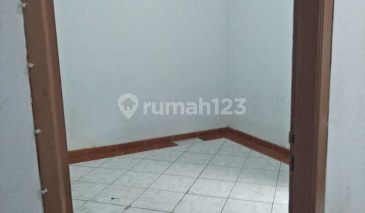 Golden Opportunity! 2-story shop house with parking for 4 cars in Jeruk Purut. 2