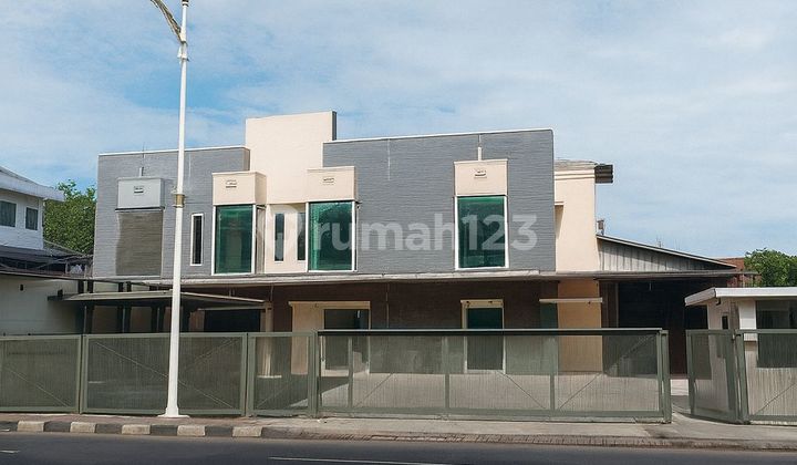 Newly renovated 2-story building in a strategic location along the main road in Pasar Minggu. Newly renovated 2-story building in a strategic location along the main road in Pasar Minggu.