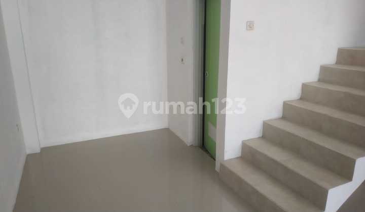 Shop House [5X16] with New 3-Storey Building by the Roadside in Ciledug 2