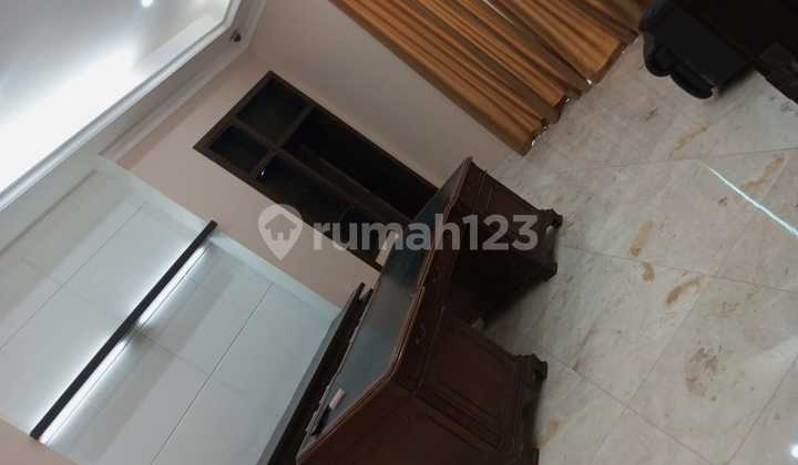 Newly renovated 2-story building in a strategic location along the main road in Pasar Minggu. Newly renovated 2-story building in a strategic location along the main road in Pasar Minggu.